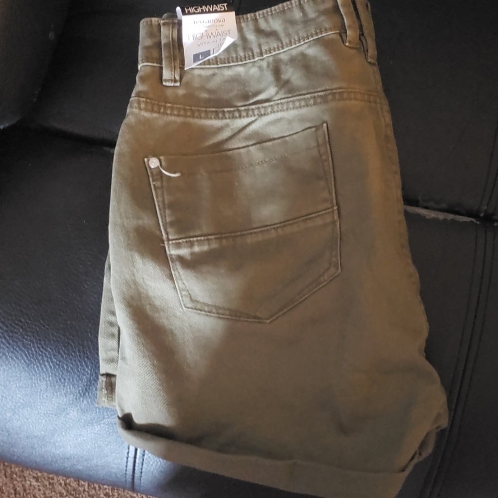 Shorts - Picture 2 of 3